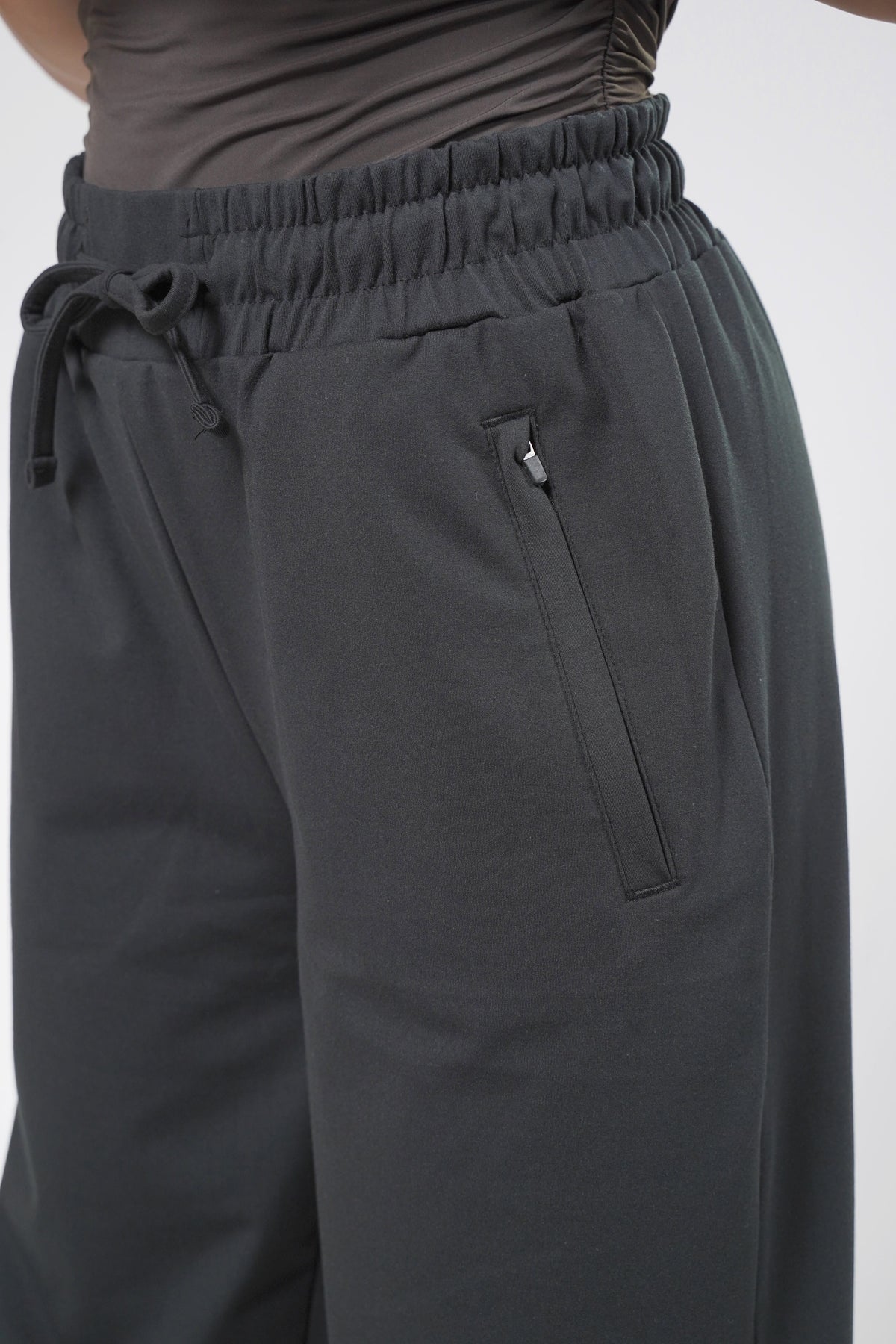 Aafiya Studio Essential Wide Pants in Midnight Veil (black) – view 5